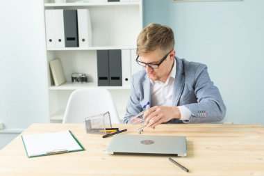 Ofis, iş adamları, sonu kavramı - Yöneticisi çalışmaları sırasında Oyuncak süpermarket arabası ile ofiste ile oynuyor