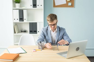 Ofis, iş adamları, sonu kavramı - Yöneticisi çalışmaları sırasında Oyuncak süpermarket arabası ile ofiste ile oynuyor