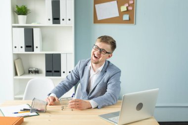 Ofis, iş adamları, sonu kavramı - Yöneticisi çalışmaları sırasında Oyuncak süpermarket arabası ile ofiste ile oynuyor