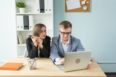 İş adamları, takım çalışması ve office kavramı - kadın ve erkek birlikte Office Başlangıç projesi çalışıyoruz