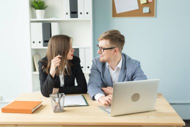 İş insanlar, takım çalışması ve office kavramı - masada oturan ve bazı ilginç başlangıç projesi tartışmaya erkek ve kadın meslektaşım.