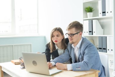 İş adamları, takım çalışması ve office kavramı - kadın ve erkek birlikte Office Başlangıç projesi çalışıyoruz