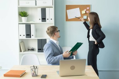 İş, takım çalışması ve insanlar kavramı - kadın ve erkek görüşüyorlar projelerine birlikte ofiste