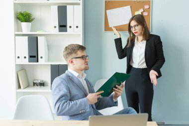 İş, takım çalışması ve insanlar kavramı - kadın ve erkek görüşüyorlar projelerine birlikte ofiste