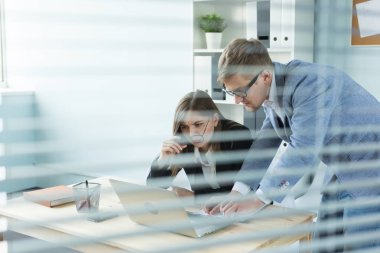 İş, takım çalışması ve insanlar kavramı - kadın ve erkek are çalışma birlikte ofiste