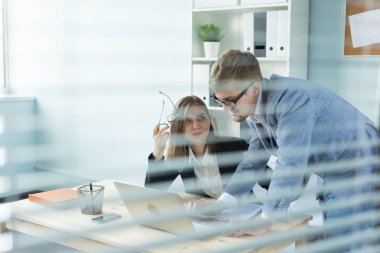 İş, takım çalışması ve insanlar kavramı - ciddi adam ve ofis Projesi'nde çalışan çekici kadın portre.