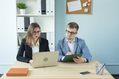 İş, takım çalışması ve insanlar kavramı - ciddi adam ve ofis Projesi'nde çalışan çekici kadın portre.