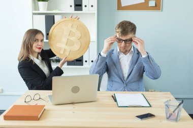 Blockchain, kripto para birimi ve web para kavramı - iş kadını ve bitcoin tutan adam portresi