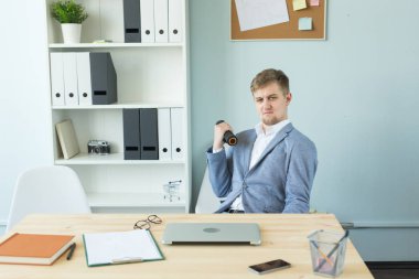 İş, duygu ve insanlar kavramı - dambıl elinde tutan Office yorgun adam