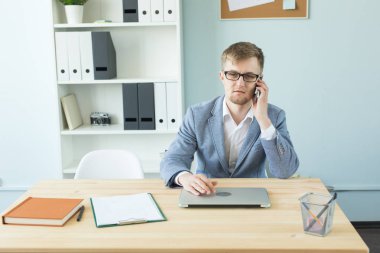 İş, teknolojileri ve insan kavramı - laptop ofiste çalışan yakışıklı adam