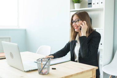 Office, iş ve insan kavramı - cep telefonu arama ve ciddi bir şey düşünüyorum iş kadını