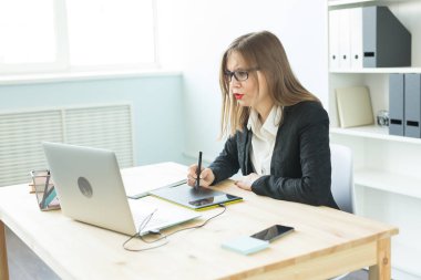 İş, web tasarım ve grafik sanat kavramı - fare kullanarak gözlük gülümseyen güzel kadın tava kroki aygıt