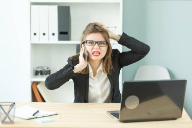 Stres, ofis, isterik, insanlar kavramı - agresif bir sürü iş ofiste kadınla