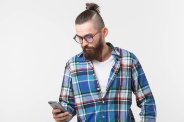 Teknolojileri, moda ve insanlar kavramı - beyaz arka plan üzerinde telefon kullanarak sakallı serin adam