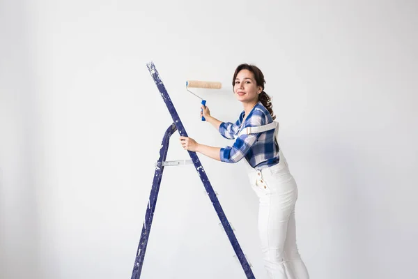 Tadilat, yenileme, yeni ev ve insan kavramı - onarım başına yapıyor kadın ressam — Stok fotoğraf