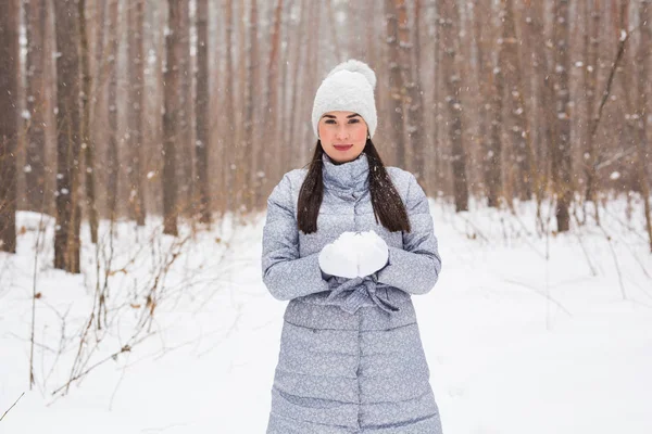 Natal, feriados e conceito de estação - Jovem bela mulher sorridente segurando neve nas mãos no inverno ao ar livre — Fotografia de Stock