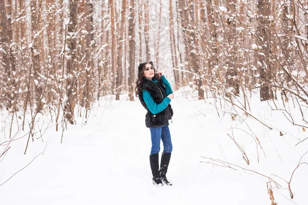 Bella giovane donna che cammina nella natura innevata invernale — Foto Stock