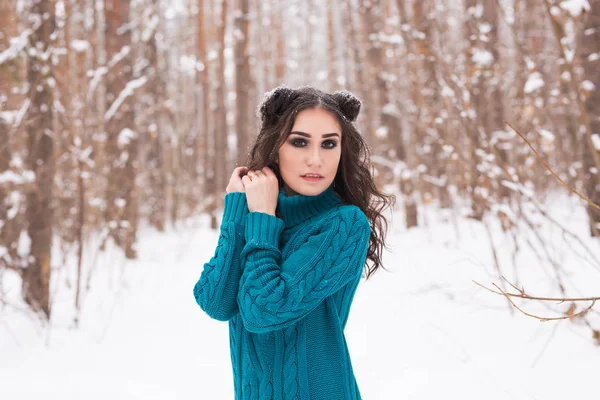 Happy young woman walking in winter time. Pretty girl in snowy nature — Stock Photo, Image