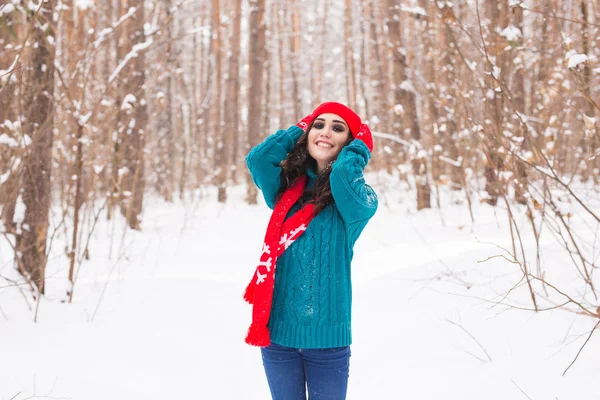 Jovem mulher bonita andando no inverno natureza nevada — Fotografia de Stock