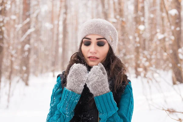 Щаслива молода жінка, що йде в зимовий час. Портрет красивої дівчини в засніженій природі — стокове фото