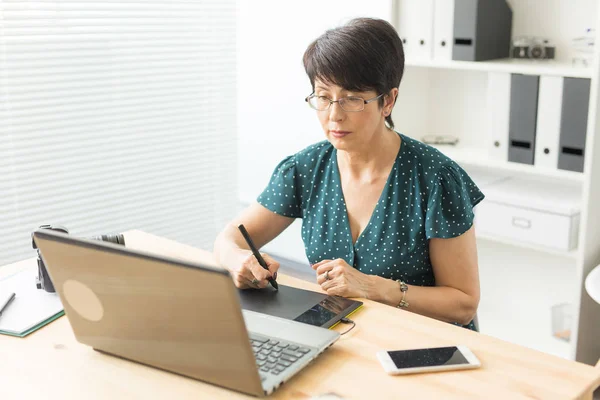 İş, web tasarım ve grafik sanat kavramı - pan kullanan orta yaşlı kadın kroki aygıt