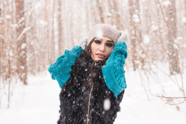 冬の雪に覆われた自然の中歩いている美しい若い女性 — ストック写真