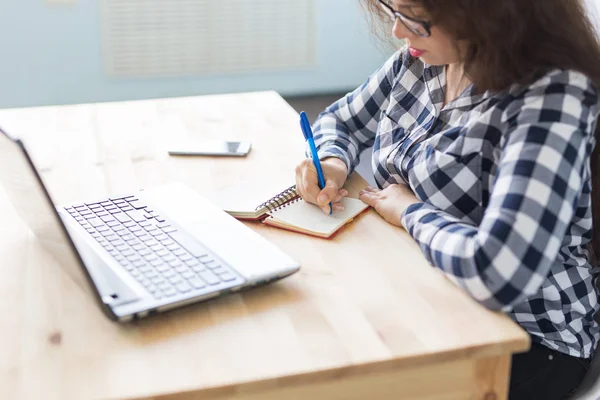 Concetto di ufficio e uomini d'affari: la donna sta lavorando in ufficio con il computer portatile — Foto Stock