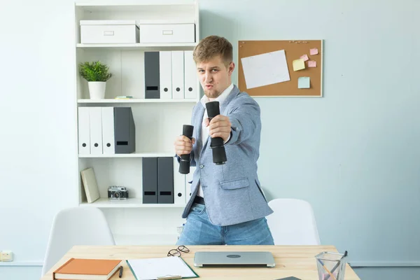 Podnikání, emoce a lidmi koncept - vyčerpaný muž v kanceláři, v ruce drží činky — Stock fotografie