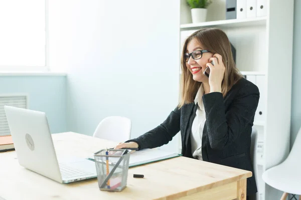 Büro-, Arbeits- und Personenkonzept - Geschäftsfrau telefoniert mit dem Handy und denkt über etwas Ernstes nach — Stockfoto