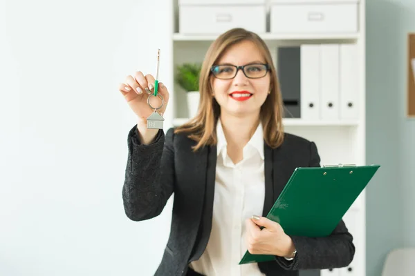 Concept d'entreprise, d'agent immobilier et d'immobilier - Portrait d'une femme souriante séduisante tenant des clés — Photo