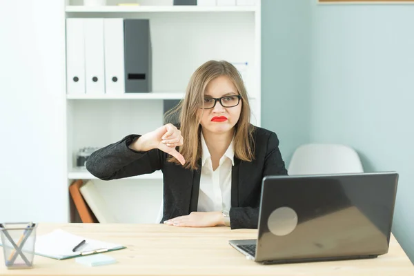 Stres, kancelář, hysterická, lidé koncept - agresivní žena s hodně práce v kanceláři — Stock fotografie