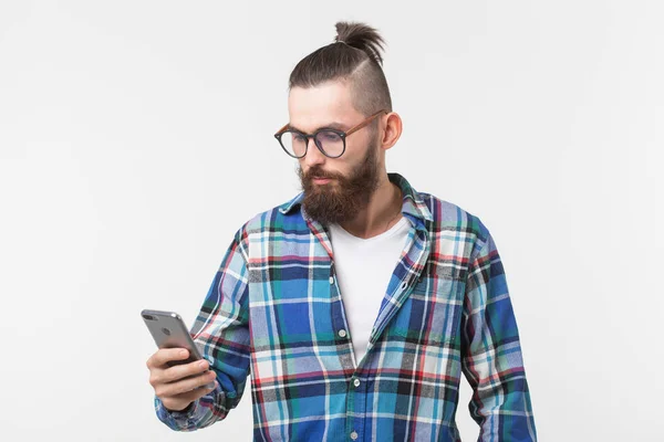 Технологии, мода и люди концепция - Крутой человек с бородой с помощью телефона на белом фоне — стоковое фото