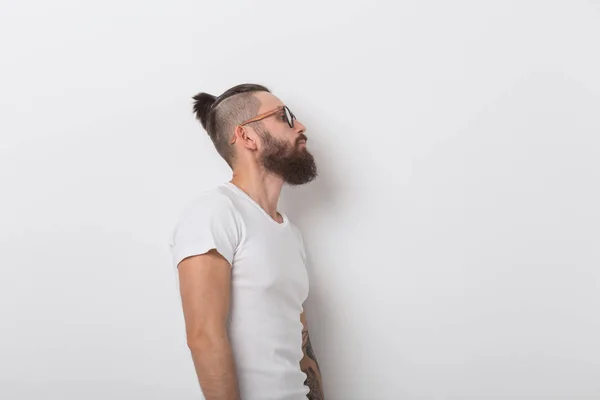 Schoonheid, mode en mensen concept - Cool man met baard die zich voordeed op witte achtergrond met kopie ruimte — Stockfoto