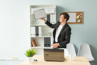 İş kişi, şaka ve eğlence kavramı - komik işadamı Pano ofiste atma