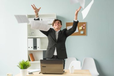 İş kişi, şaka ve eğlence kavramı - mutlu komik işadamı kağıtları ofiste atma