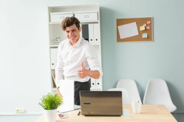 Ofiste thumbs up iş kavramı kişi, aptal ve şaka - yakışıklı delikanlı gösterilen