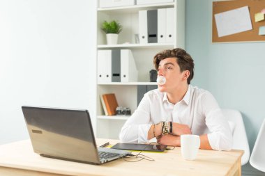 ofiste eğleniyor takım elbiseli Genç adam