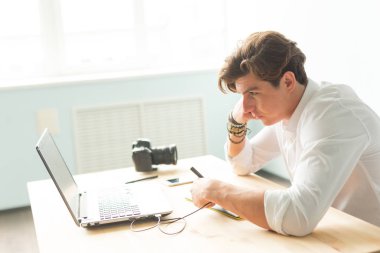 Kişi, çalışma ve grafik tablet - ev ofis dizüstü bilgisayarda çalışan genç grafik tasarımcı