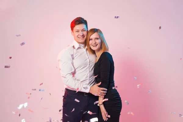 Nouvel An, Saint-Valentin et concept de vacances - jeunes heureux avec confettis — Photo