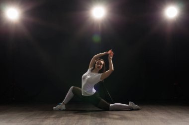 Genç güzel ince kadın Jazz funk bir siyah stüdyo arka planda dans