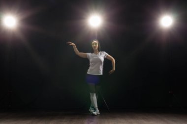 İnsanlar ve dans kavramı - güzel kadın caz dans koyu arka plan üzerinde funk