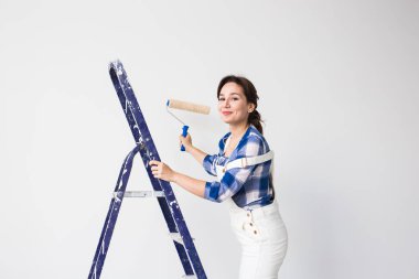 Tadilat, yenileme, yeni ev ve insan kavramı - onarım başına yapıyor kadın ressam