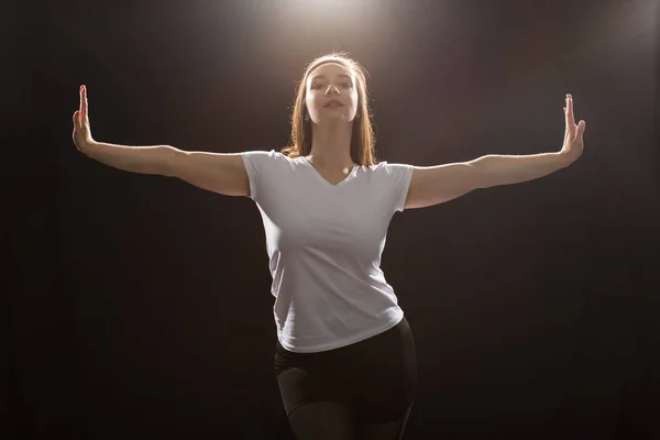 Hip-hop, jazz-funk, tecktonik, waacking, trance y street dances concept - Mujer joven bailando jazz-funk en el estudio — Foto de Stock