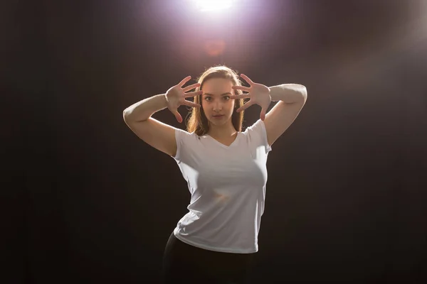 Gente y concepto de baile callejero - Joven mujer fitness bailando jazz funk en clase de baile — Foto de Stock