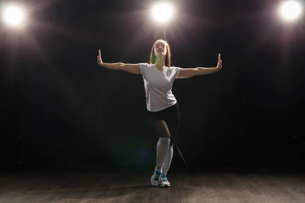 Gente y concepto de baile - Mujer bonita bailando jazz funk sobre fondo oscuro — Foto de Stock