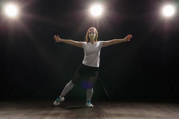 Mujer Joven Bailarina Gimnasia Ejercicio Pose Sobre Fondo Oscuro — Foto de Stock