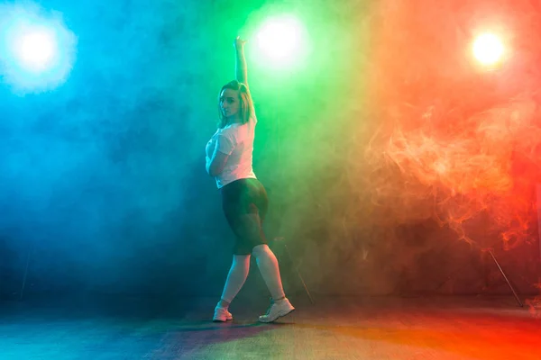 Hip-hop, jazz-funk, tecktonik, waacking, trance y street dances concept - Mujer joven bailando jazz-funk en el estudio — Foto de Stock