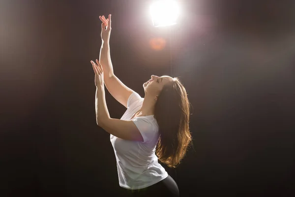 Gente y concepto de baile - Joven hermosa mujer deportiva bailando jazz funk en un fondo de estudio negro — Foto de Stock