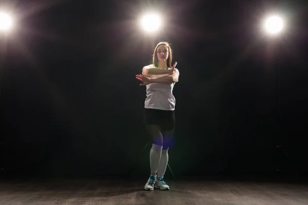 Hip-hop, jazz-funk, tecktonik, waacking, trance y street dances concept - Mujer joven bailando jazz-funk en el estudio — Foto de Stock