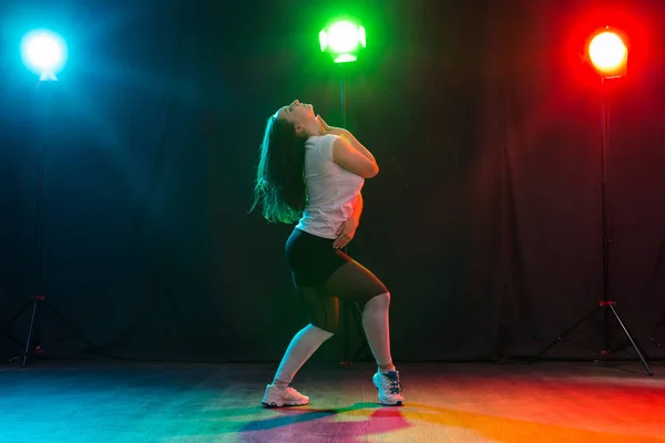 Hip-hop, jazz-funk, tecktonik, waacking, trance y street dances concepto - Mujer bonita bailando jazz funk sobre fondo oscuro — Foto de Stock